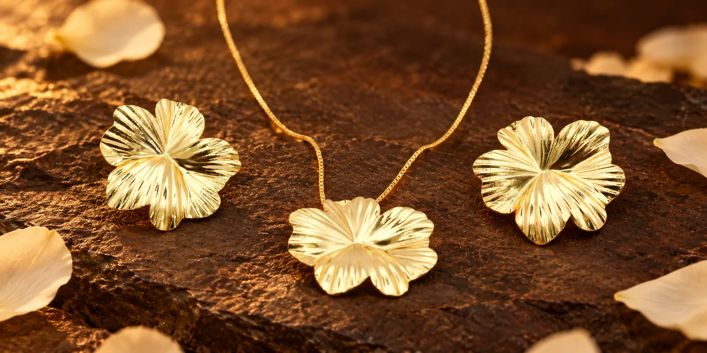 Conjunto de colar e brincos de flor dourados