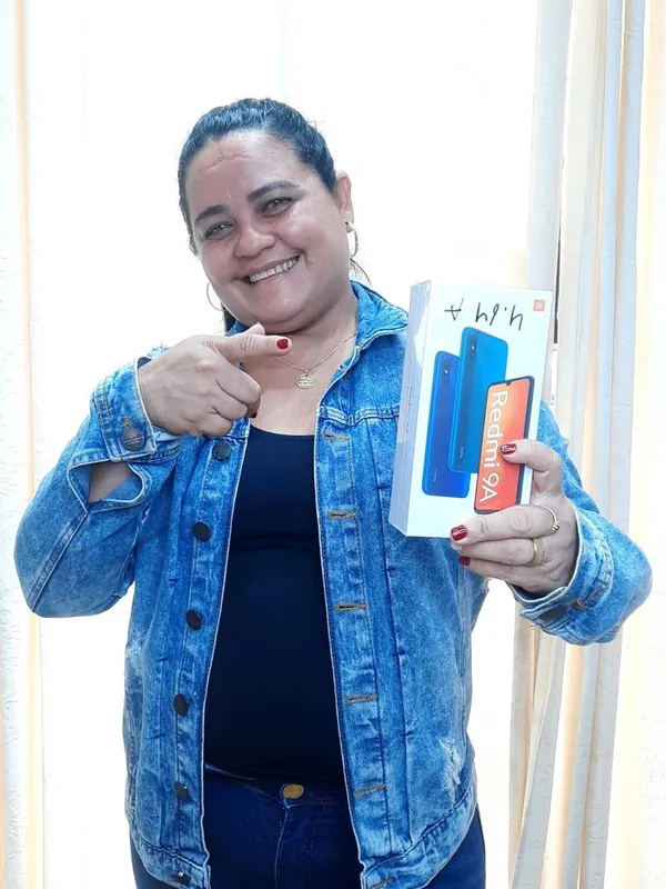 Consultora Richelle recebendo premiação