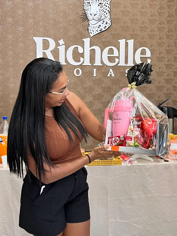 Consultora Richelle recebendo premiação
