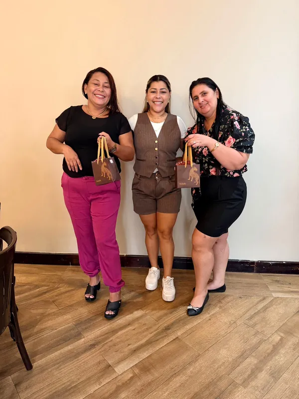 Consultora Richelle recebendo premiação